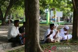 Sejumlah warga berdoa saat berziarah di kuburan massal  tsunami, Desa Ulee Lheue, Banda Aceh, Aceh, Jumat (6/6/2025). Ziarah kubur seusai melaksanakan shalat Idul Adha 1446 Hijriyah itu, untuk mendoakan keluarganya yang menjadi korban dalam peristiwa  bencana tsunami 2004 lalu. ANTARA FOTO/Ampelsa.