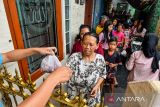 Warga antre untuk menerima daging kurban di Masjid At Taqwa, Liogenteng, Bandung, Jawa Barat, Sabtu (7/6/2025). DKM Masjid At Taqwa Liogenteng membagikan daging kurban kepada 500 orang warga penerima manfaat di permukiman padat Kota Bandung. ANTARA FOTO/Raisan Al Farisi/agr
