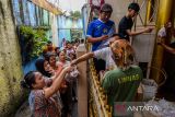 Warga antre untuk menerima daging kurban di Masjid At Taqwa, Liogenteng, Bandung, Jawa Barat, Sabtu (7/6/2025). DKM Masjid At Taqwa Liogenteng membagikan daging kurban kepada 500 orang warga penerima manfaat di permukiman padat Kota Bandung. ANTARA FOTO/Raisan Al Farisi/agr
