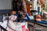 Panitia penyembelihan hewan kurban mendorong gerobak yang berisikan daging sapi untuk diberikan kepada warga dari rumah ke rumah di Nyengseret, Bandung, Jawa Barat, Jumat (6/6/2025). Panitia penyembelihan hewan kurban Kecamatan Astanaanyar, Kelurahan Nyengseret berinisiatif untuk membagikan daging kurban dari rumah ke rumah untuk menghindari antrian yang berpotensi menimbulkan kericuhan. ANTARA FOTO/Raisan Al Farisi/agr
