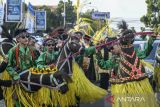 Warga menampilkan kesenian kuda lumping mengikuti parade budaya di Pandeglang, Banten, Sabtu (7/6/2025). Parade yang diikuti ribuan warga tersebut dalam rangka memeriahkan tradisi Ngadu Bedug yang dilaksanakan setiap setahun sekali. ANTARA FOTO/Muhammad Bagus Khoirunas/gp