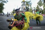  Warga menampilkan kesenian kuda lumping mengikuti parade budaya di Pandeglang, Banten, Sabtu (7/6/2025). Parade yang diikuti ribuan warga tersebut dalam rangka memeriahkan tradisi Ngadu Bedug yang dilaksanakan setiap setahun sekali. ANTARA FOTO/Muhammad Bagus Khoirunas/gp