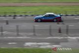 Pembalap mobil memacu kecepatan saat mengikuti Kejuaraan Provinsi (Kejurprov) Drag Race Putaran 1 Jawa Barat di Sirkuit Brigif Cimahi, Kota Cimahi, Jawa Barat, Sabtu (7/6/2025). Kejuaraan balap mobil lintasan lurus atau drag race tersebut diikuti puluhan pembalap dari berbagai daerah di Jawa Barat dengan melombakan 19 kelas yang bertujuan untuk menyalurkan minat dan bakat serta mencari bibit atlet balap mobil potensial sekaligus pembinaan untuk memajukan prestasi balap mobil daerah. ANTARA FOTO/Abdan Syakura/agr