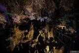 Wisatawan mengunjungi Maharani Zoo & Goa di Lamongan, Jawa Timur, Jumat (6/6/2025). Pada libur hari pertama Idul Adha 1446 H, gua dengan keindahan stalaktit dan stalagmit yang masih meneteskan air tersebut terpantau sepi dan diperkirakan lonjakan pengunjung akan terjadi pada Sabtu (7/6) dan Minggu (8/6). ANTARA Jatim/Rizal Hanafi/mas.