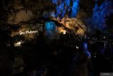 Wisatawan mengunjungi Maharani Zoo & Goa di Lamongan, Jawa Timur, Jumat (6/6/2025). Pada libur hari pertama Idul Adha 1446 H, gua dengan keindahan stalaktit dan stalagmit yang masih meneteskan air tersebut terpantau sepi dan diperkirakan lonjakan pengunjung akan terjadi pada Sabtu (7/6) dan Minggu (8/6). ANTARA Jatim/Rizal Hanafi/mas.