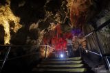 Wisatawan mengunjungi Maharani Zoo & Goa di Lamongan, Jawa Timur, Jumat (6/6/2025). Pada libur hari pertama Idul Adha 1446 H, gua dengan keindahan stalaktit dan stalagmit yang masih meneteskan air tersebut terpantau sepi dan diperkirakan lonjakan pengunjung akan terjadi pada Sabtu (7/6) dan Minggu (8/6). ANTARA Jatim/Rizal Hanafi/mas.