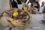 Panitia mengemas daging kurban menggunakan keranjang anyaman bambu (besek) di area Masjid Salman ITB, Bandung, Jawa Barat, Jumat (6/6/2025). Yayasan Masjid Salman ITB menggunakan besek dalam membagikan sekitar 600 paket daging kurban kepada masyarakat rawan stunting di sejumlah daerah di Bandung dan sekitarnya sesuai imbauan Pemerintah Kota Bandung untuk pengurangan sampah plastik saat kurban Idul Adha 1446 H. ANTARA FOTO/Novrian Arbi/agr