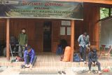 Sejumlah pendaki bersiap pulang dari pos awal pendakian (Basecamp) Gunung Raung di Desa Sumberwringin, Bondowoso, Jawa Timur, Sabtu (7/6/2025). Jalur pendakian Gunung Raung lewat Sumberwringin ditutup hingga batas waktu yang belum ditentukan pascaerupsi, Kamis (5/6), sehingga puluhan pendaki yang belum sempat naik Gunung Raung diminta pulang oleh pengelola basecamp. Antara Jatim/Seno/um