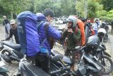 Sejumlah pendaki bersiap pulang dari pos awal pendakian (Basecamp) Gunung Raung di Desa Sumberwringin, Bondowoso, Jawa Timur, Sabtu (7/6/2025). Jalur pendakian Gunung Raung lewat Sumberwringin ditutup hingga batas waktu yang belum ditentukan pascaerupsi, Kamis (5/6), sehingga puluhan pendaki yang belum sempat naik Gunung Raung diminta pulang oleh pengelola basecamp. Antara Jatim/Seno/um