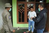 Camat Sumberwringin Probo Nugroho (kanan) didampingi Satpol PP membagikan masker kepada warga menyusul terjadinya erupsi Gunung Raung di Desa Sumberwringin, Bondowoso, Jawa Timur, Sabtu (7/6/2025). Pembagian masker ke sejumlah warga tersebut untuk mencegah terkena penyakit infeksi saluran pernafasan akut akibat abu vulkanik Gunung Raung. Antara Jatim/Seno/um
