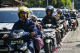 Pengendara motor melaju perlahan di Jalan KH. Abdul Halim, Pandeglang, Banten, Minggu (8/6/2025). Ruas jalan nasional dari Pandeglang menuju sejumlah obyek wisata seperti pemandian Cikoromoy, Pantai Carita, dan Kawasan Ekonomi Khusus (KEK) Tanjung Lesung tersebut terpantau mengalami kepadatan kendaraan hingga sekitar lima kilometer pada masa libur panjang Idul Adha, cuti bersama, serta libur akhir pekan. ANTARA FOTO/Muhammad Bagus Khoirunas/gp