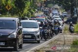 Pengendara motor melaju perlahan di Jalan KH. Abdul Halim, Pandeglang, Banten, Minggu (8/6/2025). Ruas jalan nasional dari Pandeglang menuju sejumlah obyek wisata seperti pemandian Cikoromoy, Pantai Carita, dan Kawasan Ekonomi Khusus (KEK) Tanjung Lesung tersebut terpantau mengalami kepadatan kendaraan hingga sekitar lima kilometer pada masa libur panjang Idul Adha, cuti bersama, serta libur akhir pekan. ANTARA FOTO/Muhammad Bagus Khoirunas/gp