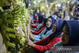 Warga menabuh bedug saat tradisi Ngadu Bedug di Pandeglang, Banten, Sabtu (7/6/2025). Gelaran tradisi Ngadu Bedug yang juga masuk dalam salah satu agenda Karisma Event Nasional (KEN) 2025 tersebut digelar selama tiga hari dengan menampilkan iringan musik tradisional bedug dari 20 kampung di Pandeglang. ANTARA FOTO/Muhammad Bagus Khoirunas/gp