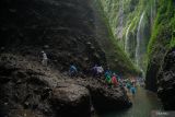 Sejumlah masyarakat Suku Tengger mengikuti ritual mendak tirta di air terjun Madakaripura Kabupaten Probolinggo, Jawa Timur, Minggu (8/6/2025). Ritual berdoa dan pengambilan air suci tersebut merupakan rangkaian jelang Upacara Yadnya Kasada bagi masyarakat Suku Tengger. Antara Jatim/Irfan Sumanjaya/mas