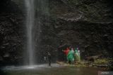 Sejumlah masyarakat Suku Tengger mengambil air saat mengikuti ritual mendak tirta di air terjun Madakaripura Kabupaten Probolinggo, Jawa Timur, Minggu (8/6/2025). Ritual berdoa dan pengambilan air suci tersebut merupakan rangkaian jelang Upacara Yadnya Kasada bagi masyarakat Suku Tengger. Antara Jatim/Irfan Sumanjaya/mas