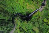 Foto udara air terjun Madakaripura di Kabupaten Probolinggo, Jawa Timur, Minggu (8/6/2025). Ritual berdoa dan pengambilan air suci tersebut merupakan rangkaian jelang Upacara Yadnya Kasada bagi masyarakat Suku Tengger. Antara Jatim/Irfan Sumanjaya/mas