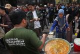 Sejumlah warga antre untuk mendapatkan hidangan gulai daging saat Grebeg Tasyriq di masjid Ar Rahmah, Surabaya, Jawa Timur, Minggu (8/6/2025). Panitia kegiatan itu memasak gulai daging sebanyak 1.000 porsi, selanjutnya dibagikan kepada masyarakat untuk dinikmati bersama-sama. Antara Jatim/Didik Suhartono/um 