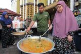 Warga memasak gulai daging saat Grebeg Tasyriq di masjid Ar Rahmah, Surabaya, Jawa Timur, Minggu (8/6/2025). Panitia kegiatan itu memasak gulai daging sebanyak 1.000 porsi, selanjutnya dibagikan kepada masyarakat untuk dinikmati bersama-sama. Antara Jatim/Didik Suhartono/um 