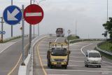 Kendaraan melintas di gerbang tol Ngawi, Jawa Timur, Senin (9/6/2025)  PT Jasamarga Solo Ngawi (JAS) mencatat jumlah kendaraan yang melintas di gerbang tol Ngawi selama periode libur hari raya Idul Adha  dan cuti bersama rata-rata sebanyak 2.000 hingga 3.000 kendaraan per hari dan didominasi mobil pribadi. ANTARA Jatim/Arii Bowo Sucipto/mas.