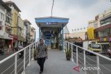 Calon penumpang berjalan keluar dari Halte Transjakarta CBD Ciledug di Kota Tangerang, Banten, Senin (9/6/2025). Meski perpanjangan lintasan Transjakarta koridor 13 Tegal Mampang-Ciledug telah diresmikan Gubernur DKI Jakarta Pramono Anung pada Kamis (5/6) lalu, namun halte CBD Ciledug tersebut masih belum beroperasi sehingga penumpang dari Ciledug masih harus menuju ke Halte Puri Beta yang jaraknya sejauh dua kilometer untuk bisa menumpang bus tersebut. ANTARA FOTO/Putra M. Akbar/gp