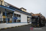Bus Tayo melintas di samping Halte Transjakarta CBD Ciledug, Kota Tangerang, Banten, Senin (9/6/2025). Meski perpanjangan lintasan Transjakarta koridor 13 Tegal Mampang-Ciledug telah diresmikan Gubernur DKI Jakarta Pramono Anung pada Kamis (5/6) lalu, namun halte CBD Ciledug tersebut masih belum beroperasi sehingga penumpang dari Ciledug masih harus menuju ke Halte Puri Beta yang jaraknya sejauh dua kilometer untuk bisa menumpang bus tersebut. ANTARA FOTO/Putra M. Akbar/gp