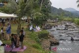 Wisatawan bermain air di Sungai Cipasauran, Cinangka, Kabupaten Serang, Banten, Senin (9/6/2025). Wakil Menteri Investasi dan Hilirisasi/Wakil Kepala Badan Koordinasi Penanaman Modal (BKPM) Todotua Pasaribu menyebut realisasi investasi nasional mencapai Rp465,2 triliun pada kuartal I 2025, dengan sektor jasa termasuk pariwisata sebagai salah satu kontributor utama dengan nilai mencapai Rp41 triliun. ANTARA FOTO/Angga Budhiyanto/gp