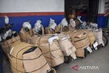 Pekerja KAI Logistik mengemas sepeda motor di Stasiun Tasikmalaya, Jawa Barat, Senin (9/6/2025). Badan Pusat Statistik (BPS) mencatat jumlah angkutan barang moda transportasi kereta api pada April 2025 sebesar 5,89 juta ton atau meningkat 1,86 persen secara bulanan dari 5,78 juta ton dan 1,42 persen tahunan dari 5,80 juta ton pada tahun sebelumnya. ANTARA FOTO/Adeng Bustomi/agr