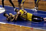 Pebasket Prawira Bandung Pandu Wiguna (kiri) terjatuh sambil berebut bola dengan pebasket Kesatria Bengawan Solo Anthony Singletary (kanan) saat pertandingan Indonesia Basketball League (IBL) 2025 di C-Tra Prawira Arena, Bandung, Jawa Barat, Minggu (8/6/2025). Prawira Bandung berhasil mengalahkan tim Kesatria Bengawan Solo dengan skor akhir 78-66. ANTARA FOTO/Novrian Arbi/agr