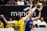 Pebasket Prawira Bandung Norbertas Giga (kanan) berusaha mengamankan bola saat berebut dengan pebasket Kesatria Bengawan Solo William Artino (kiri) saat pertandingan Indonesia Basketball League (IBL) 2025 di C-Tra Prawira Arena, Bandung, Jawa Barat, Minggu (8/6/2025). Prawira Bandung berhasil mengalahkan tim Kesatria Bengawan Solo dengan skor akhir 78-66. ANTARA FOTO/Novrian Arbi/agr