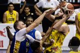 Pebasket Kesatria Bengawan Solo William Artino (kanan) berusaha memasukkan bola yang diadang dua pebasket Prawira Bandung Norbertas Giga (kiri) dan Victory Lobbu (tengah) saat pertandingan Indonesia Basketball League (IBL) 2025 di C-Tra Prawira Arena, Bandung, Jawa Barat, Minggu (8/6/2025). Prawira Bandung berhasil mengalahkan tim Kesatria Bengawan Solo dengan skor akhir 78-66. ANTARA FOTO/Novrian Arbi/agr