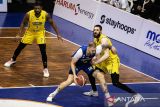 Pebasket Prawira Bandung Norbertas Giga (tengah) berusaha melewati adangan pebasket Kesatria Bengawan Solo William Artino (kanan) saat pertandingan Indonesia Basketball League (IBL) 2025 di C-Tra Prawira Arena, Bandung, Jawa Barat, Minggu (8/6/2025). Prawira Bandung berhasil mengalahkan tim Kesatria Bengawan Solo dengan skor akhir 78-66. ANTARA FOTO/Novrian Arbi/agr