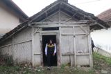 Petugas dari Dinas Sosial melakukan pemantauan rumah tidak layak huni (RTLH) di Kelurahan Tosaren, Kota Kediri, Jawa Timur, Selasa (10/6/2025). Pemerintah Kota Kediri memberikan bantuan rehabilitasi 161 RTLH masing-masing sebesar Rp20 juta guna mendukung program prioritas pemerintah pusat pada percepatan penanganan RTLH dengan target sebanyak tiga juta rumah secara nasional. Antara Jatim/Prasetia Fauzani/um