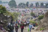 Masyarakat Suku Tengger mendaki kawah Gunung Bromo di Kawasan Taman Nasional Bromo Tengger Semeru (TNBTS), Kabupaten Probolinggo, Jawa Timur, Selasa (10/6/2025). Balai Besar TNBTS menutup total aktivitas wisata kawasan wisata Gunung Bromo mulai 10 hingga 13 Juni 2025 untuk menghormati dan memberikan ruang bagi masyarakat Suku Tengger melaksanakan ritual tahunan Yadnya Kasada. Antara Jatim/Irfan Sumanjaya/um