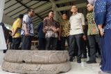 Menteri Kebudayaan (Menbud) Fadli Zon (kedua kanan) melihat artefak di Museum Majapahit di Trowulan, Kabupaten Mojokerto, Jawa Timur, Selasa (10/6/2025). Kementerian Kebudayaan berharap agar museum yang sebelumnya merupakan Pusat Informasi Majapahit (PIM) dengan 8 ribu koleksinya dapat lebih tertata sehingga menjadi sumber pengetahuan bagi generasi muda serta bisa menumbuhkan nilai-nilai kebudayaan. Antara Jatim/Syaiful Arif/um