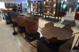 Warga melihat benda peninggalan Kerajaan Majapahit koleksi Museum Majapahit di Trowulan, Kabupaten Mojokerto, Jawa Timur, Selasa (10/6/2025). Kementerian Kebudayaan berharap agar museum yang sebelumnya merupakan Pusat Informasi Majapahit (PIM) dengan 8 ribu koleksinya dapat lebih tertata sehingga menjadi sumber pengetahuan bagi generasi muda serta bisa menumbuhkan nilai-nilai kebudayaan. Antara Jatim/Syaiful Arif/um