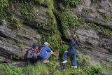 Warga Suku Tengger mengambil air suci dari mata air Widodaren di Goa Widodaren, Kabupaten Pasuruan, Jawa Timur, Selasa (10/6/2025). Ritual berdoa dan ambil air suci tersebut merupakan rangkaian perayaan Yadnya Kasada bagi masyarakat Suku Tengger. Antara Jatim/Irfan Sumanjaya/um