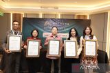 (Dari kiri) Kepala Regional Housing & Secured Loan Bank UOB Erwin Roniyoes Tanjung, Personal Lending Business Head Bank OCBC Merry, CEO Asthara Skyfront City Supardi Ang, Vice Presiden Bank Mandiri Area Tangerang Kisamaun Agnes Silalahi, dan Kepala Divisi Consumer Loan Bank INA Idartaryati berfoto bersama usai menandatangani kerjasama pembiyaan di Kota Tangerang, Banten, Selasa (10/6/2025). Asthara Skyfront City bekerjasama dengan Bank MANDIRI, Bank OCBC, Bank UOB dan Bank INA untuk memudahkan masyarakat dalam mendapatkan fasilitas pembiayaan melalui skema KPR (Kredit Pemilikan Rumah).  ANTARA FOTO/Galih Pradipta