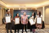 (Dari kiri) Kepala Regional Housing & Secured Loan Bank UOB Erwin Roniyoes Tanjung, Personal Lending Business Head Bank OCBC Merry, CEO Asthara Skyfront City Supardi Ang, Vice Presiden Bank Mandiri Area Tangerang Kisamaun Agnes Silalahi, dan Kepala Divisi Consumer Loan Bank INA Idartaryati berfoto bersama usai menandatangani kerjasama pembiyaan di Kota Tangerang, Banten, Selasa (10/6/2025). Asthara Skyfront City bekerjasama dengan Bank MANDIRI, Bank OCBC, Bank UOB dan Bank INA untuk memudahkan masyarakat dalam mendapatkan fasilitas pembiayaan melalui skema KPR (Kredit Pemilikan Rumah).  ANTARA FOTO/Galih Pradipta