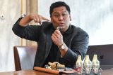 Dokter Spesialis Ortopedi Eka Hospital BSD Ricky Edwin P Hutapea memberikan pemaparan terkait kesehatan lutut dan pinggul di Jakarta, Selasa (10/6/2025). Eka Hospital menghadirkan inovasi teknologi terbaru dalam operasi penggantian sendi lutut dengan menggunakan alat Velys Robotic-Assisted Total Knee Replacement, Teknologi tersebut mampu membantu dan memungkinkan ahli bedah untuk melakukan operasi dengan tingkat presisi yang lebih tinggi sehingga mempercepat pemulihan pasien. ANTARA FOTO/Galih Pradipta