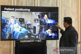 Dokter Spesialis Ortopedi Eka Hospital BSD Ricky Edwin P Hutapea memberikan pemaparan terkait kesehatan lutut dan pinggul di Jakarta, Selasa (10/6/2025). Eka Hospital menghadirkan inovasi teknologi terbaru dalam operasi penggantian sendi lutut dengan menggunakan alat Velys Robotic-Assisted Total Knee Replacement, Teknologi tersebut mampu membantu dan memungkinkan ahli bedah untuk melakukan operasi dengan tingkat presisi yang lebih tinggi sehingga mempercepat pemulihan pasien. ANTARA FOTO/Galih Pradipta
