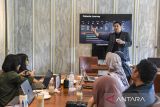 Dokter Spesialis Ortopedi Eka Hospital BSD Ricky Edwin P Hutapea memberikan pemaparan terkait kesehatan lutut dan pinggul di Jakarta, Selasa (10/6/2025). Eka Hospital menghadirkan inovasi teknologi terbaru dalam operasi penggantian sendi lutut dengan menggunakan alat Velys Robotic-Assisted Total Knee Replacement, Teknologi tersebut mampu membantu dan memungkinkan ahli bedah untuk melakukan operasi dengan tingkat presisi yang lebih tinggi sehingga mempercepat pemulihan pasien. ANTARA FOTO/Galih Pradipta