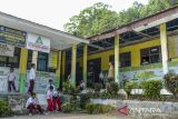 Sejumlah siswa duduk di sekitar area lorong kelas di SD Negeri Binangun, Kabupaten Serang, Banten, Selasa (10/6/2025). Sebanyak lima ruang kelas di sekolah tersebut mengalami kerusakan dengan kondisi sebagian atap ruang kelas ambruk sejak tahun 2019 sehingga para siswa khawatir saat proses kegiatan belajar mengajar dapat tertimpa atap yang ambruk akibat kayu yang sudah lapuk. ANTARA FOTO/Muhammad Bagus Khoirunas/gp