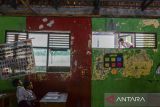Siswa melihat kondisi ruang kelasnya yang rusak di SD Negeri Binangun, Kabupaten Serang, Banten, Selasa (10/6/2025). Sebanyak lima ruang kelas di sekolah tersebut mengalami kerusakan dengan kondisi sebagian atap ruang kelas ambruk sejak tahun 2019 sehingga para siswa khawatir saat proses kegiatan belajar mengajar dapat tertimpa atap yang ambruk akibat kayu yang sudah lapuk. ANTARA FOTO/Muhammad Bagus Khoirunas/gp