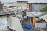 Warga berjalan di kawasan permukiman kumuh di Kosambi, Kabupaten Tangerang, Banten, Selasa (10/6/2025). Badan Pusat Statistik (BPS) mencatat dalam rentang waktu sepuluh tahun terakhir jumlah penduduk miskin di Indonesia turun sekitar 3,06 juta orang menjadi 25,22 juta orang pada Maret 2024 atau menurun 2,22 persen dibandingkan Maret 2014 yang berjumlah 28,28 juta orang. ANTARA FOTO/Putra M. Akbar/gp