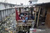 Warga menyisir rambut anaknya di kawasan permukiman kumuh di Kosambi, Kabupaten Tangerang, Banten, Selasa (10/6/2025). Badan Pusat Statistik (BPS) mencatat dalam rentang waktu sepuluh tahun terakhir jumlah penduduk miskin di Indonesia turun sekitar 3,06 juta orang menjadi 25,22 juta orang pada Maret 2024 atau menurun 2,22 persen dibandingkan Maret 2014 yang berjumlah 28,28 juta orang. ANTARA FOTO/Putra M. Akbar/gp