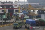 Sejumlah truk keluar dari kapal setibanya di Pelabuhan Merak, Kota Cilegon, Banten, Selasa (10/6/2025). PT ASDP Indonesia Ferry (Persero) menerapkan diskon tarif jasa pelabuhan hingga 100 persen untuk pengguna jasa angkutan penyeberangan pada tujuh lintasan komersial utama yang dimulai sejak 5 Juni hingga 31 Juli 2025 sebagai bagian dari program stimulus ekonomi nasional guna memperkuat daya beli masyarakat. ANTARA FOTO/Angga Budhiyanto/gp