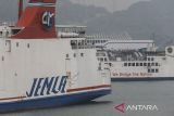 Penumpang berdiri di atas kapal saat melintas di perairan Selat Sunda, Kota Cilegon, Banten, Selasa (10/6/2025). PT ASDP Indonesia Ferry (Persero) menerapkan diskon tarif jasa pelabuhan hingga 100 persen untuk pengguna jasa angkutan penyeberangan pada tujuh lintasan komersial utama yang dimulai sejak 5 Juni hingga 31 Juli 2025 sebagai bagian dari program stimulus ekonomi nasional guna memperkuat daya beli masyarakat. ANTARA FOTO/Angga Budhiyanto/gp