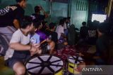 Warga menyaksikan pertandingan Kualifikasi Piala Dunia 2026 putaran ketiga Zona Asia antara Timnas Indonesia melawan Jepang melali layar monitor di Kota Serang, Banten, Selasa (10/6/2025). Nonton bareng yang digelar oleh masyarakat di sejumlah daerah di Kota Serang tersebut sebagai bentuk dukungan kepada Timnas Indonesia. ANTARA FOTO/Muhammad Bagus Khoirunas/gp
