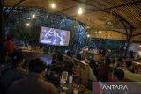 Warga menyaksikan siaran langsung pertandingan sepak bola antara Timnas Indonesia melawan Jepang saat laga Kualifikasi Piala Dunia 2026 putaran ketiga Zona Asia di Kafe KupuKupu, Kota Cimahi, Jawa Barat, Selasa (10/6/2025). Pengelola kafe di Kota Cimahi menggelar acara nonton bareng (nobar) untuk warga sebagai bentuk dukungan kepada Timnas Indonesia. ANTARA FOTO/Abdan Syakura/agr
