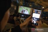 Warga menyaksikan siaran langsung pertandingan sepak bola antara Timnas Indonesia melawan Jepang saat laga Kualifikasi Piala Dunia 2026 putaran ketiga Zona Asia di Kafe KupuKupu, Kota Cimahi, Jawa Barat, Selasa (10/6/2025). Pengelola kafe di Kota Cimahi menggelar acara nonton bareng (nobar) untuk warga sebagai bentuk dukungan kepada Timnas Indonesia. ANTARA FOTO/Abdan Syakura/agr
